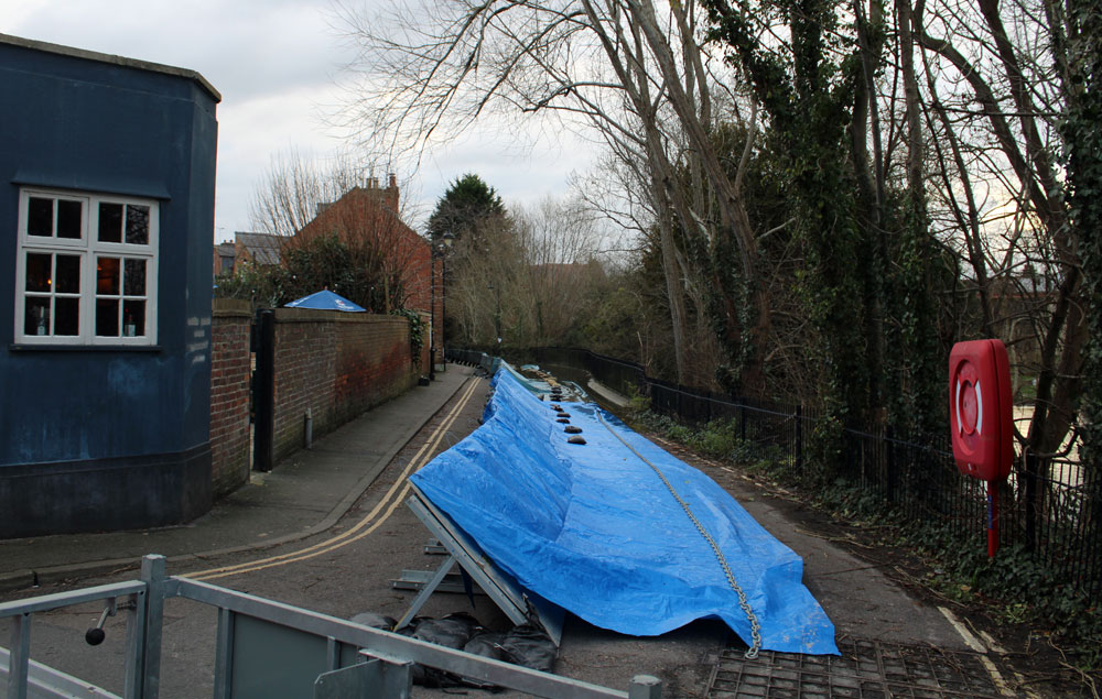 Flood defences in West Street, Osney